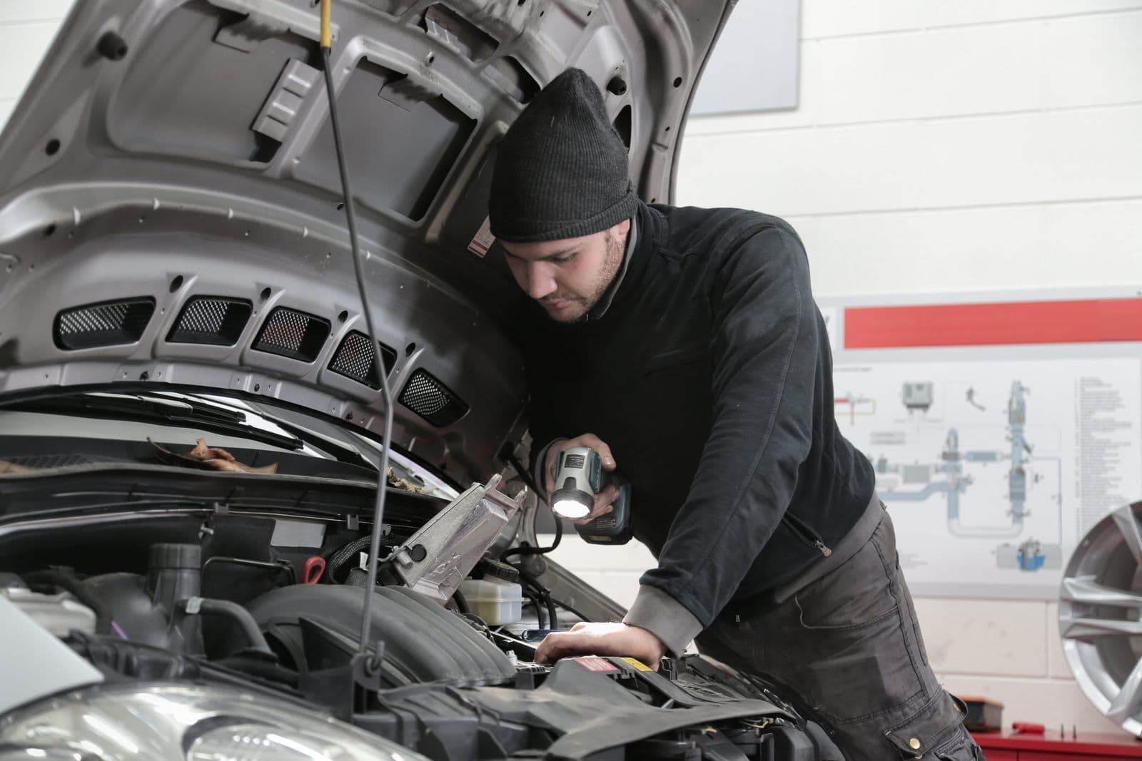 Contrôle moteur sous le capot en atelier